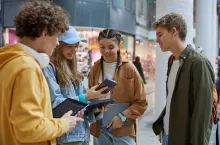Pokolenie Z częściej odwiedza galerie. Czego tam szuka? (fot. Shutterstock)
