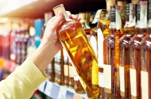 Badanie CBOS pokazuje stosunek Polaków do alkoholu (fot. Shutterstock)