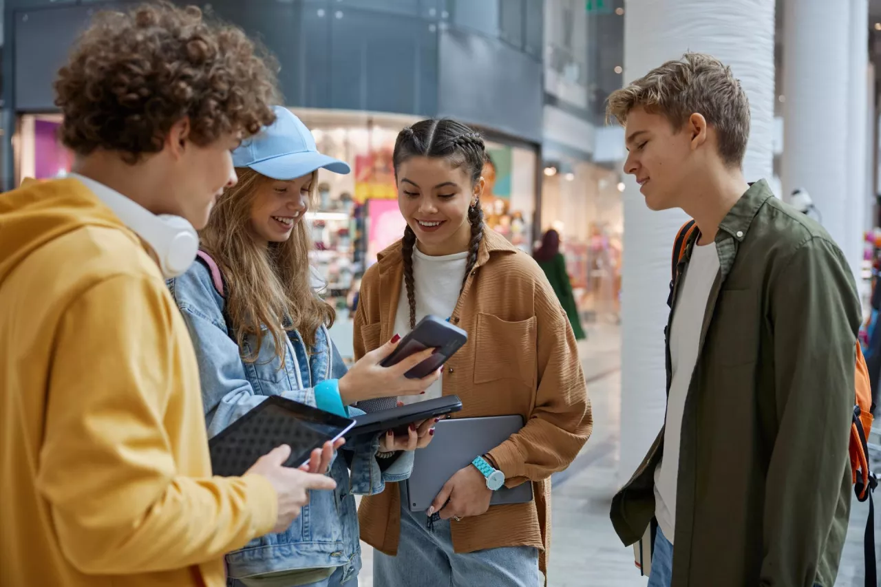 Pokolenie Z częściej odwiedza galerie. Czego tam szuka? (fot. Shutterstock)