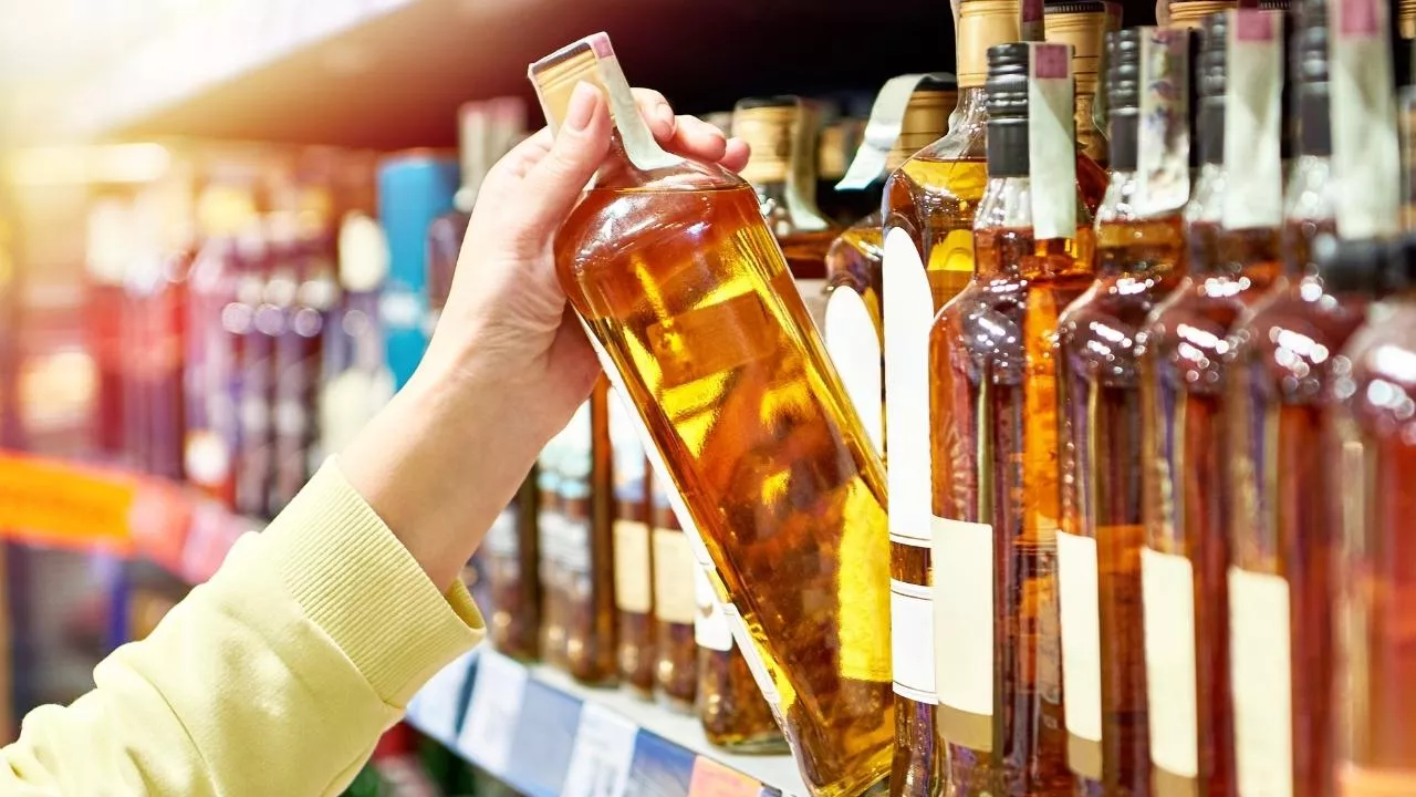 Badanie CBOS pokazuje stosunek Polaków do alkoholu (fot. Shutterstock)