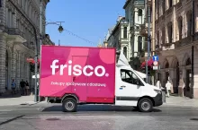 Klienci korzystający z usługi zwrotu opakowań kaucyjnych kurierom Frisco skrócili czas pomiędzy kolejnymi zakupami średnio o około 25 proc., czyli o 3–4 dni (fot. materiały prasowe.)