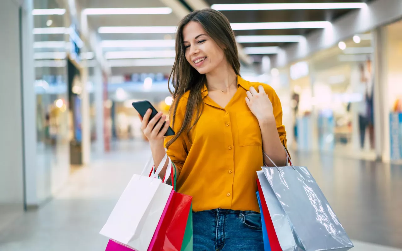 Polacy szukają jakości i promocji. Jak zmieniają się decyzje zakupowe? (fot. Shutterstock)