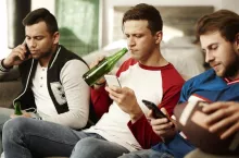 83,5 proc. Polaków korzysta ze smartfona podczas reklam telewizyjnych (fot. Shutterstock)