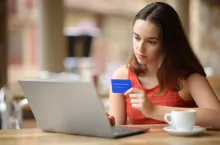Dlaczego Polacy porzucają koszyki zakupowe? (fot. Shutterstock)