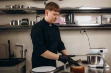 HoReCa wchodzi w sezon letni 2026 z rosnącym zadłużeniem, wyższymi kosztami pracy i nowymi uprawnieniami PIP (fot. Shutterstock)