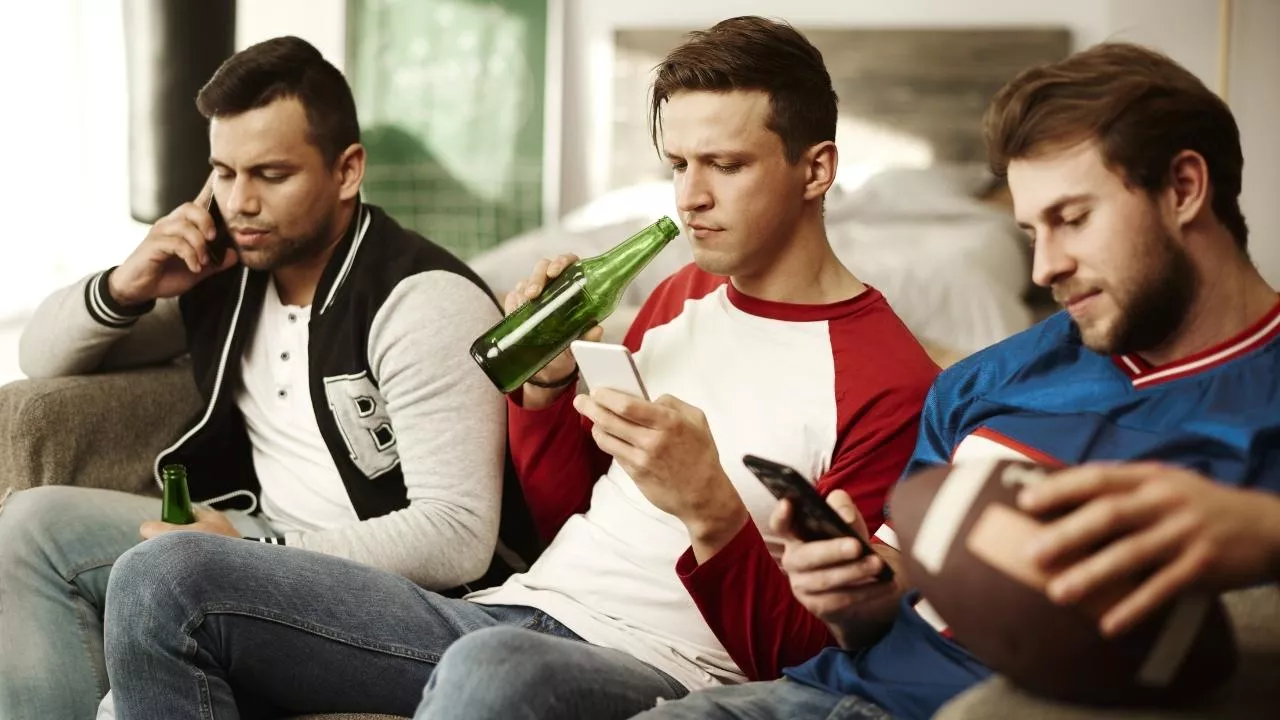 83,5 proc. Polaków korzysta ze smartfona podczas reklam telewizyjnych (fot. Shutterstock)