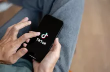 W Biedronce monitorowaniem trendów na TikToku zajmują się zespoły marketingu cyfrowego i komunikacji marki własnej (fot. BongkarnGraphic/Shutterstock)