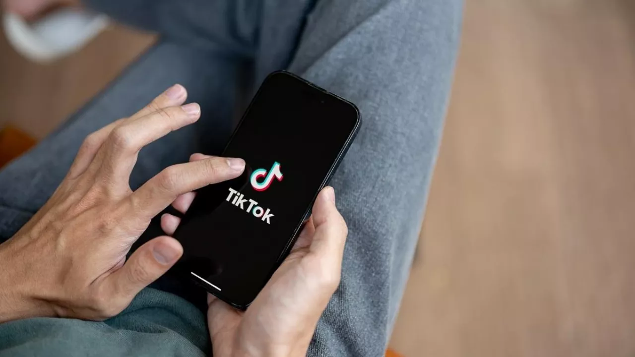 W Biedronce monitorowaniem trendów na TikToku zajmują się zespoły marketingu cyfrowego i komunikacji marki własnej (fot. BongkarnGraphic/Shutterstock)
