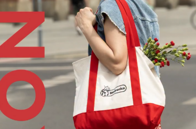 Biedronka puści klientów z torbami. Kultowe shopperki wracają na ulice