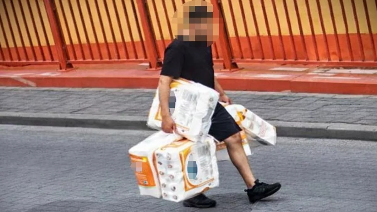 Złóty papier toaletowy. Facet w spodenkach ukradł z marketu 1800 rolek
