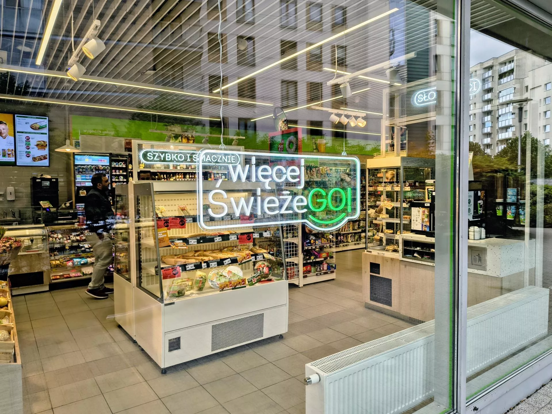Żabka na nowo! Nowoczesny retail z akcentem premium w Warszawie [GALERIA]