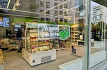 Witrynę odnowionej Żabki zdobi neon z hasłem przewodnim zmian: ”Więcej ŚwieżeGO” (Fot. Wiadomości handlowe/Katarzyna Pierzchała)