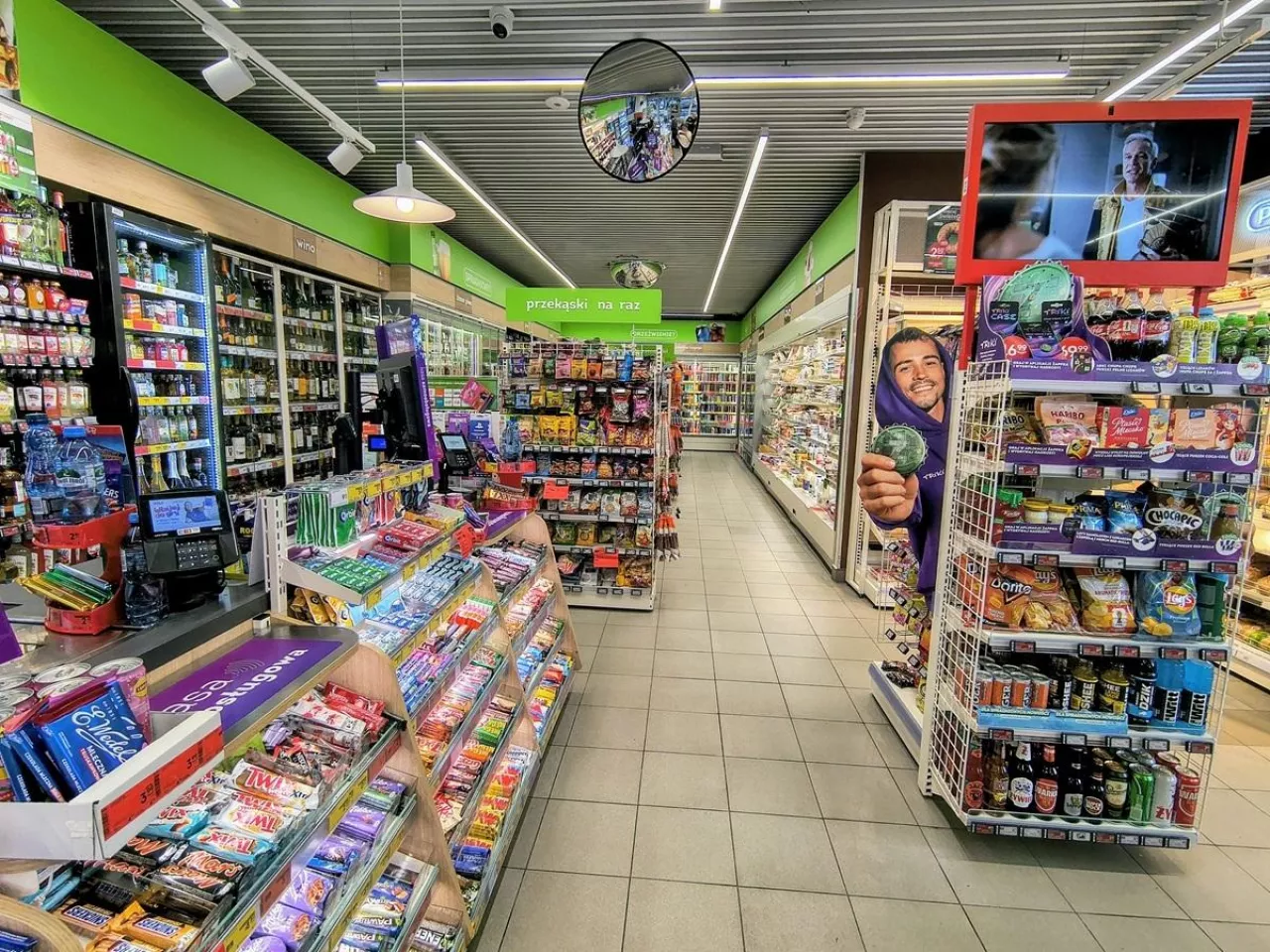 Witrynę odnowionej Żabki zdobi neon z hasłem przewodnim zmian: ”Więcej ŚwieżeGO” (Fot. Wiadomości handlowe/Katarzyna Pierzchała)