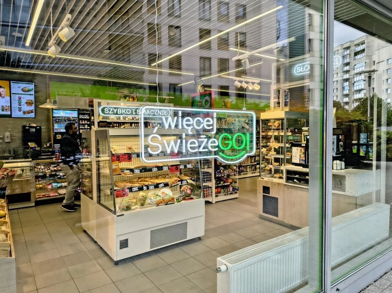 Żabka z akcentami premium. Sklep przy ul. Dereniowej w Warszawie przeszedł metamorfozę