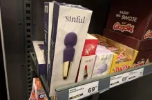 Masażery sprzedawane w strefie przykasowej przez Netto (fot. wiadomoscihandlowe.pl)
