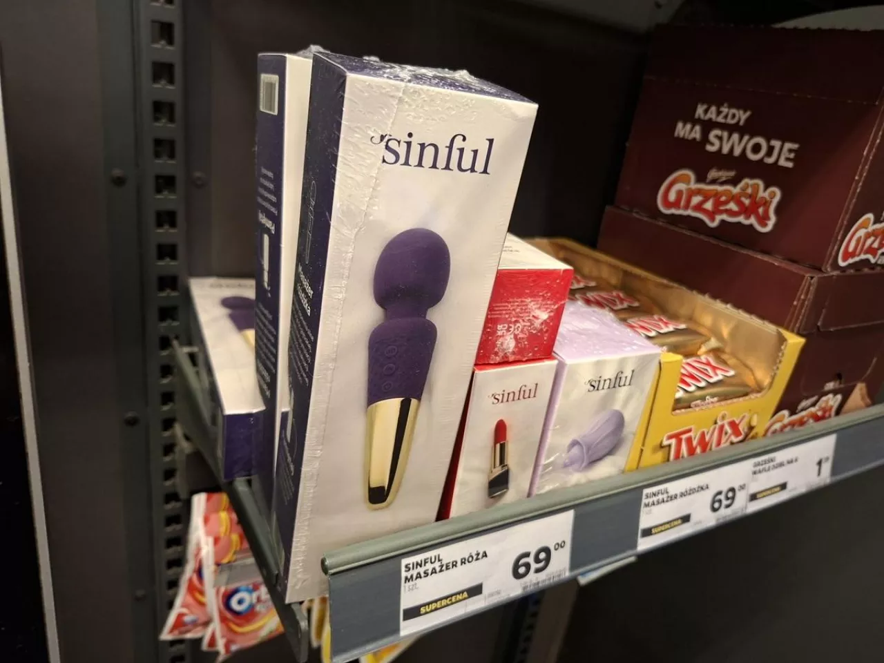 Masażery sprzedawane w strefie przykasowej przez Netto (fot. wiadomoscihandlowe.pl)