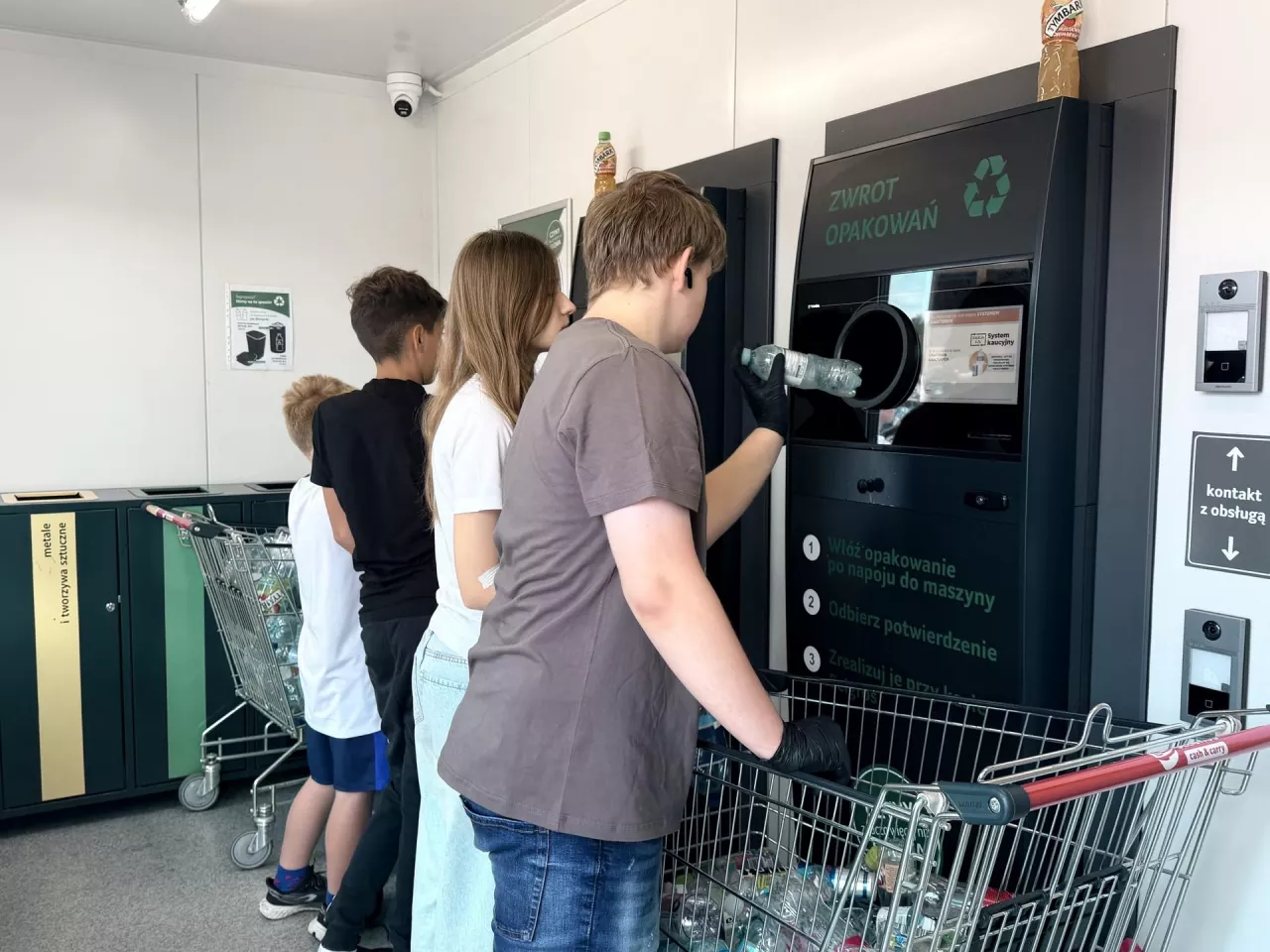 Uczniowie jednej z lubińskich szkół oddali 40 tys. butelek w 14 godzin (fot. TOMRA)