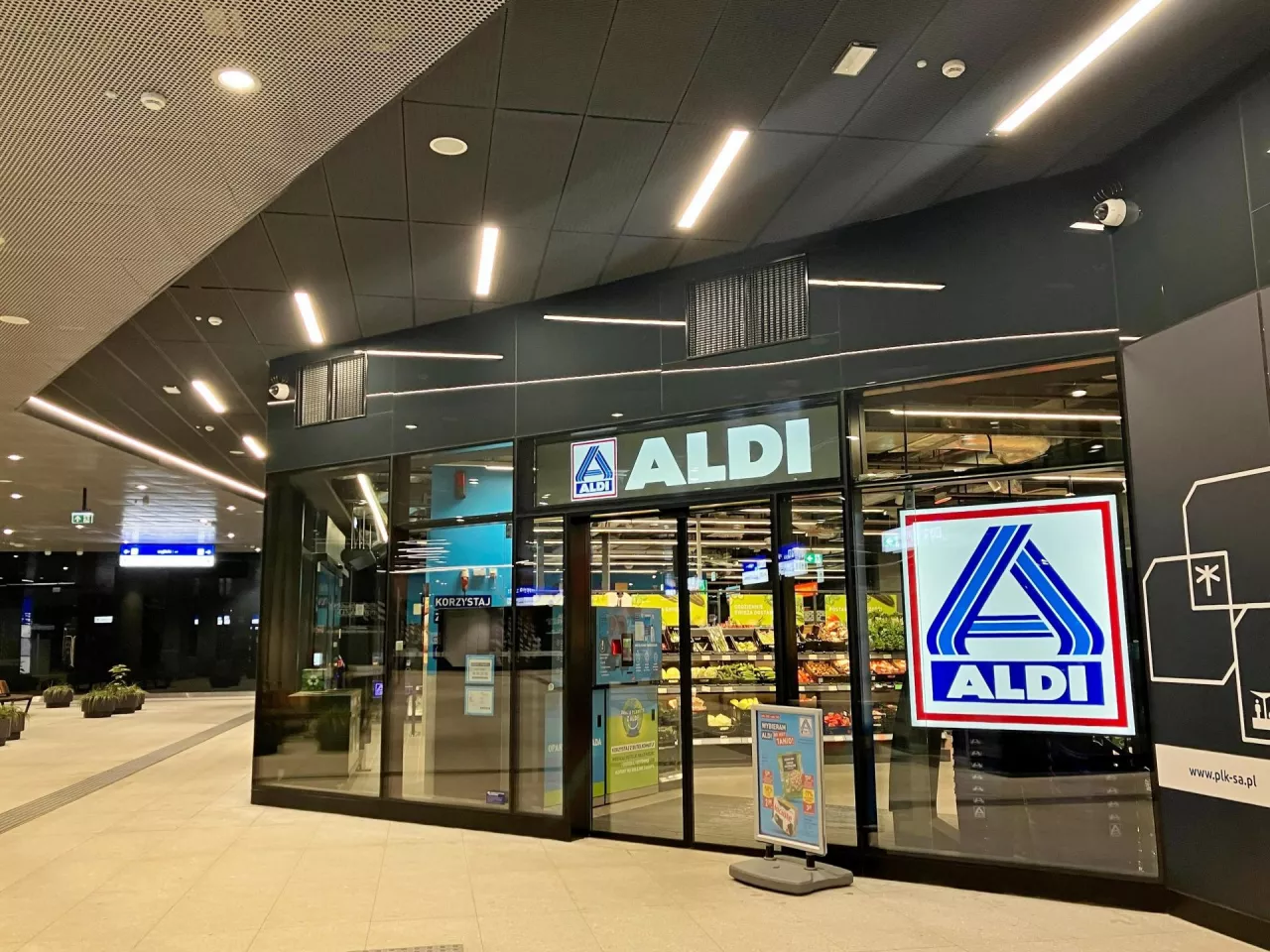 Sklep Aldi w formacie Compact 2.0 na dworcu Warszawa Zachodnia (fot. Sebastian Rennack)