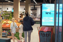 Reklamy wyświetlane na ekranach w sklepach zwracają uwagę już niemal połowy konsumentów. Tak wynika z niedawno opublikowanego badania. (fot. mat. prasowe)