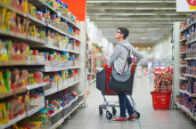 Analitycy z Centrum Analiz PKO BP wskazują, dlaczego sprzedaż spadła w dyskontach i supermarketach (fot. Canva)