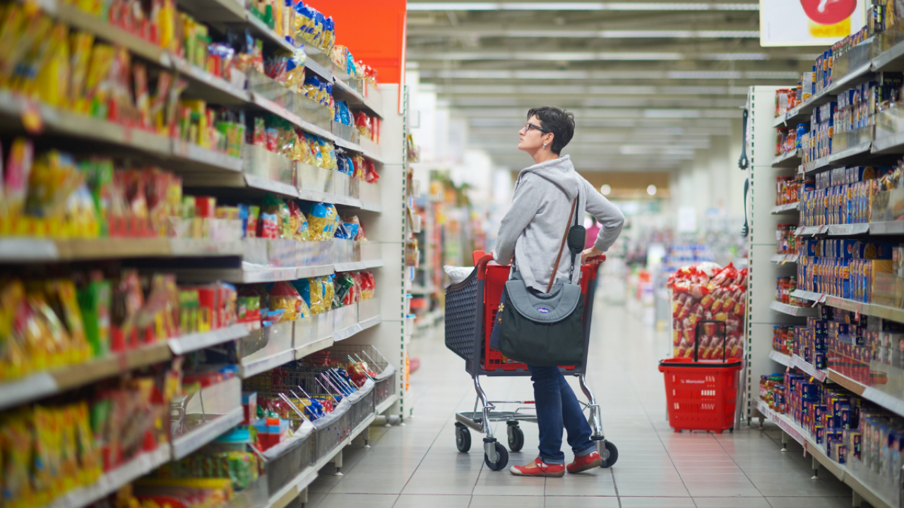 Analitycy z Centrum Analiz PKO BP wskazują, dlaczego sprzedaż spadła w dyskontach i supermarketach (fot. Canva)