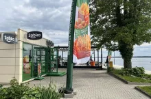 Żabka na wakacjach. Sieć otwiera rekordową liczbę sklepów sezonowych (fot. Żabka Polska)