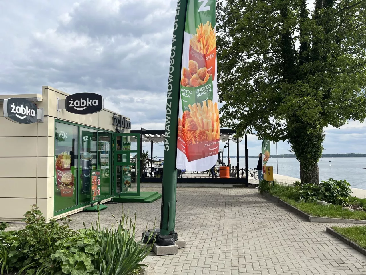 Żabka na wakacjach. Sieć otwiera rekordową liczbę sklepów sezonowych (fot. Żabka Polska)