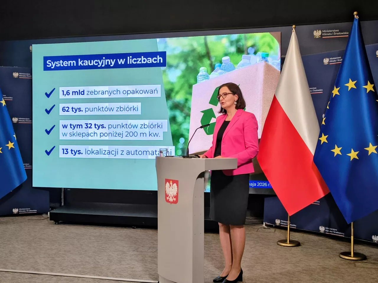Anita Sowińska, wiceministra resortu klimatu i środowiska prezentująca najnowsze dane związane z systemem kaucyjnym (fot. Wiadomości handlowe/Katarzyna Pierzchała)