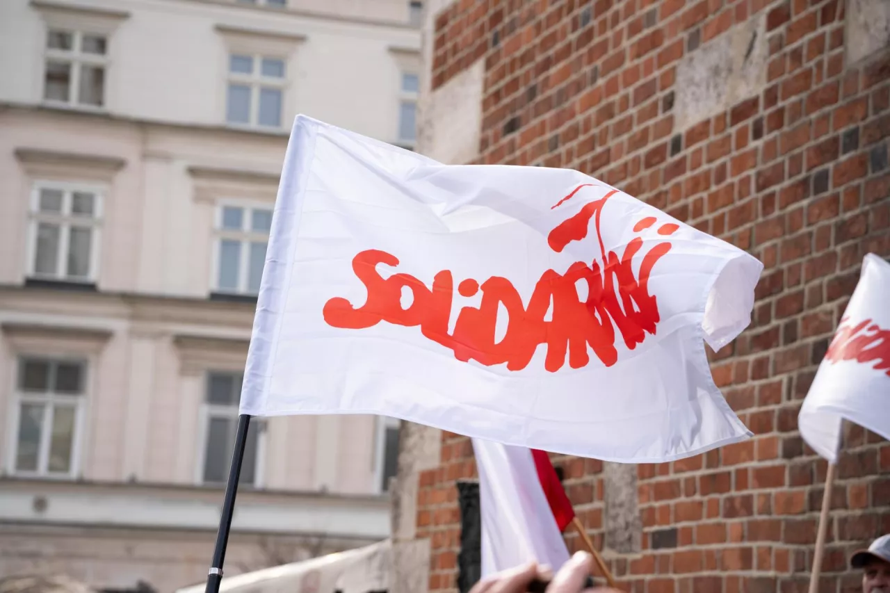 Solidarność apeluje do sieci handlowych o skrócenie godzin pracy (fot. Shutterstock)