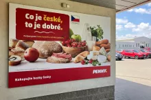 Ogólnokrajowa kampania Penny ”Co je české, to je dobré” (”Co czeskie, to dobre”) stawia czeskie pochodzenie w centrum pozycjonowania sprzedawcy. Komunikacja podnosi lokalne pozyskiwanie z atrybutu produktu do kluczowego przekazu marki. (fot. Sebastian Rennack)