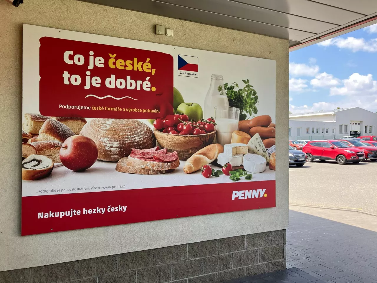 Ogólnokrajowa kampania Penny ”Co je české, to je dobré” (”Co czeskie, to dobre”) stawia czeskie pochodzenie w centrum pozycjonowania sprzedawcy. Komunikacja podnosi lokalne pozyskiwanie z atrybutu produktu do kluczowego przekazu marki. (fot. Sebastian Rennack)
