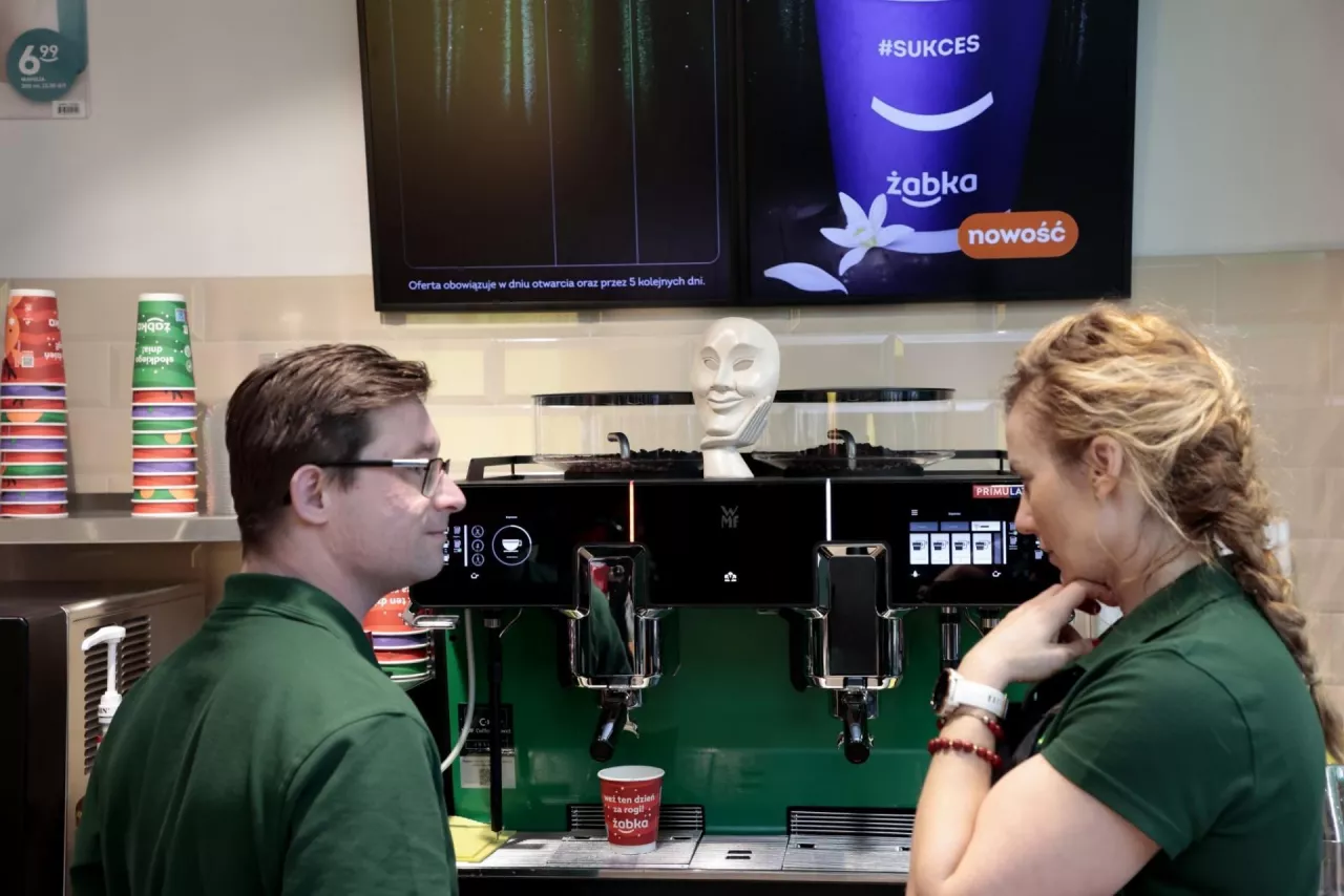 Kawa z Żabki jak od baristy? Sieć szykuje rewolucję w Żabka Café (fot. Żabka Polska)