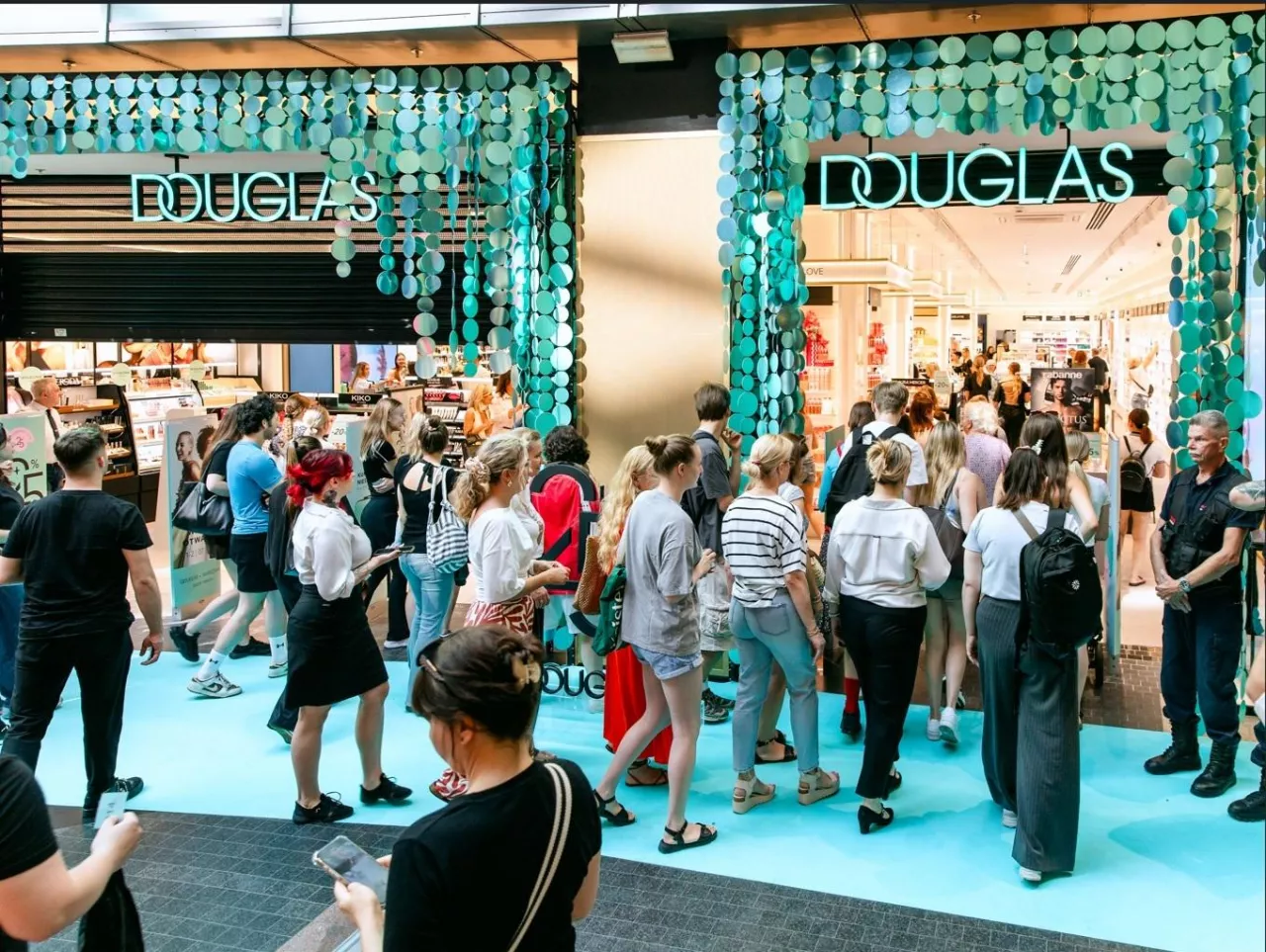 Douglas modernizuje flagową perfumerię w Złotych Tarasach