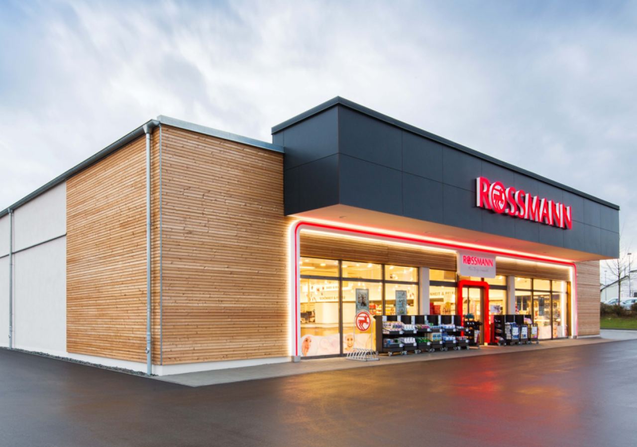 Rossmann zwalnia tempo ekspansji w Polsce, ale i tak otworzy 150 drogerii. Gdzie powstaną? (fot. Rossmann)