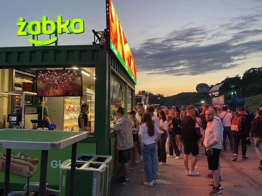 Miliony klientów mobilnej Żabki na festiwalach: Sklepy stają się centrami doświadczeń