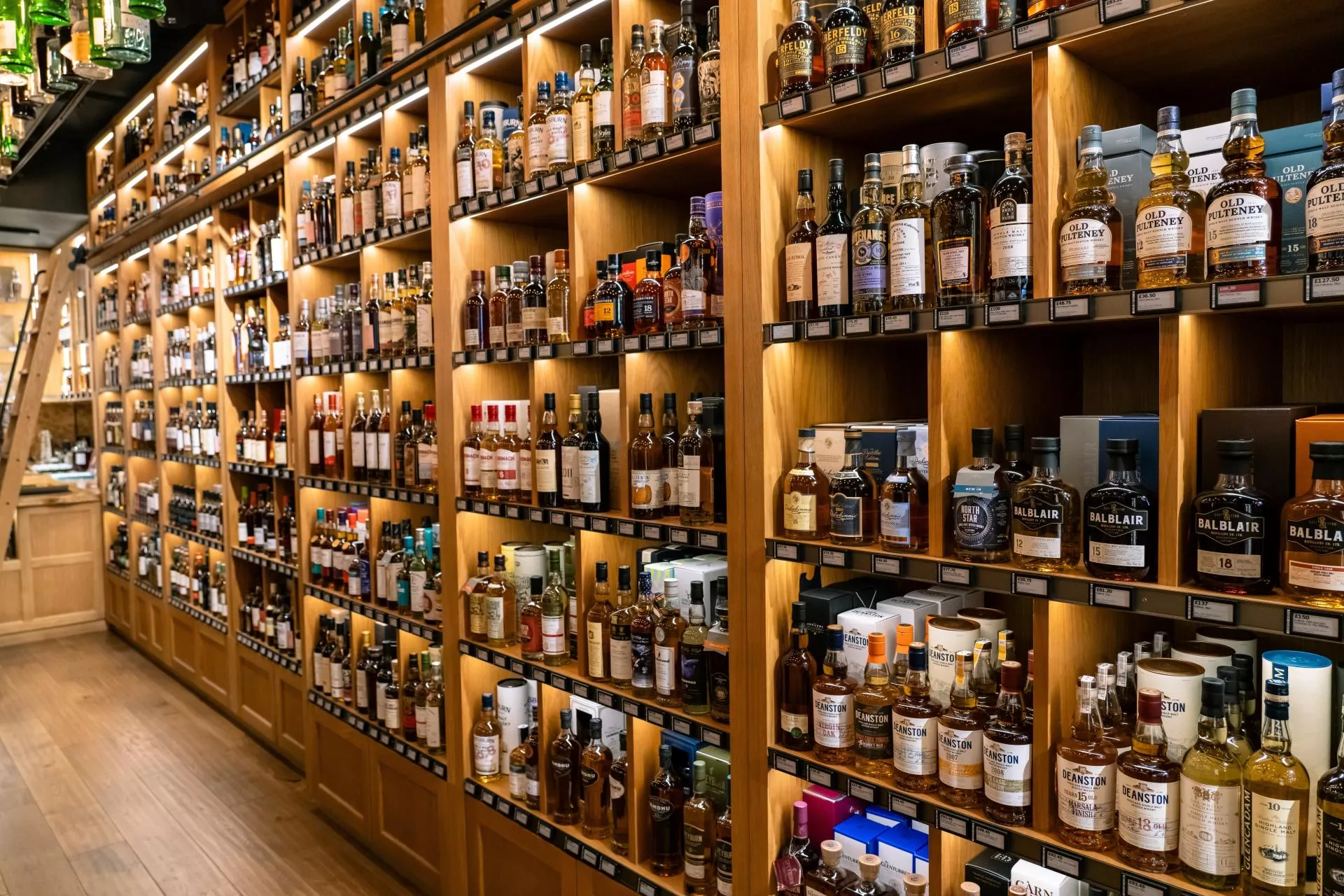 Indyjskie whisky, filipiński rum i gin. Kto rządzi na świecie w kategoriach alkoholowych?