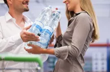 Koniec plastikowych zgrzewek na butelki. Od kiedy nowy zakaz? (fot. Canva)