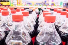Branża ostro reaguje na nową opłatę cukrową. Polacy zapłacą nawet o 23% więcej za napoje (fot. Canva)