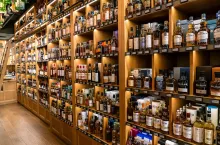 Alkohole mocne na półkach sklepowych (fot. Kyle J Little/Shutterstock)