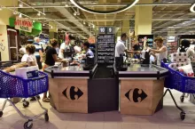 Carrefour tnie ceny setek produktów. Druga sztuka za 1 grosz (fot. Shutterstock)