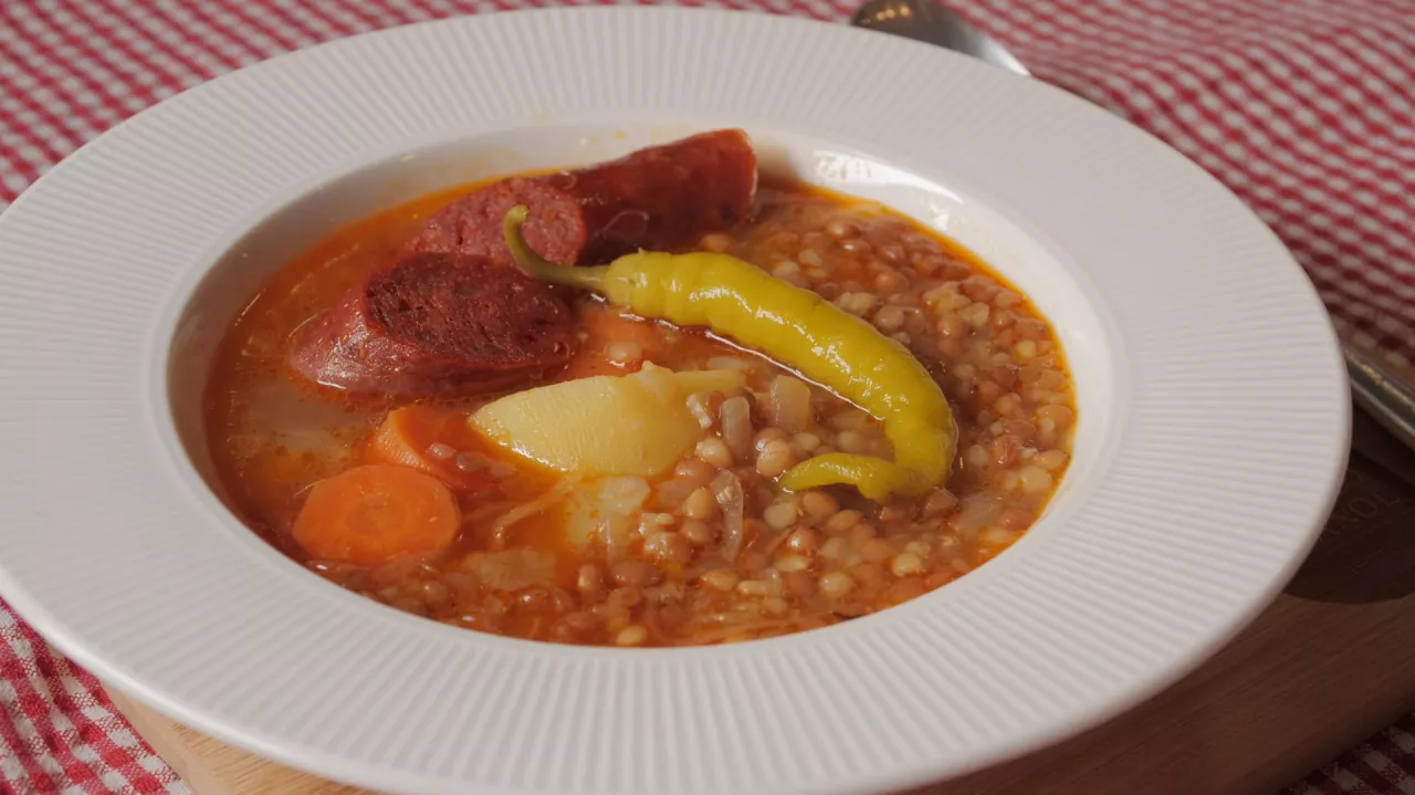 W Polsce rośnie popularność hiszpańskiego chorizo. Co stoi za sukcesem eksportowym letniego faworyta rusztu?
