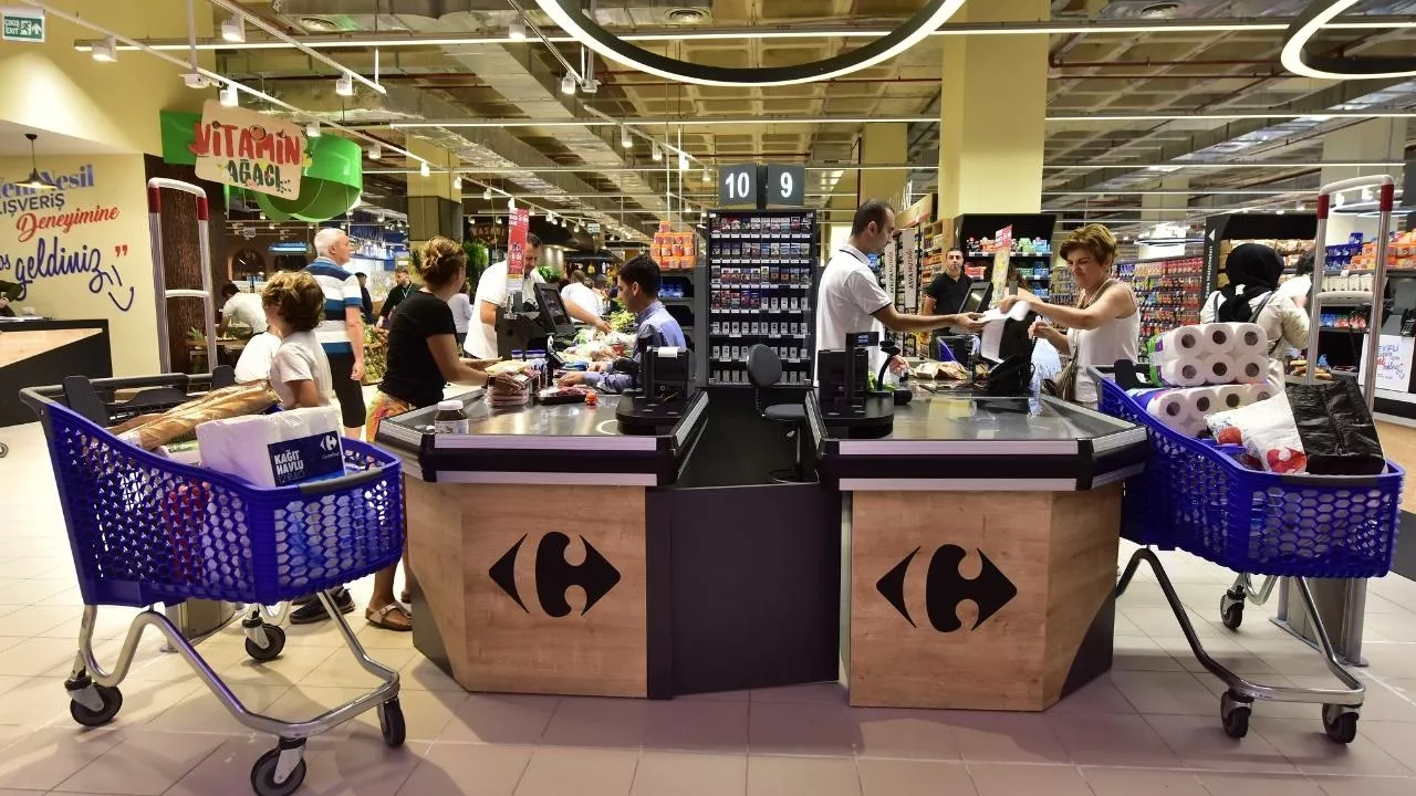 Carrefour tnie ceny setek produktów. Druga sztuka za 1 grosz (fot. Shutterstock)