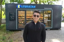 Phi Long Bui założyciel firmy SmartNovo na tle autonomicznego sklepu sieci Lewiatan