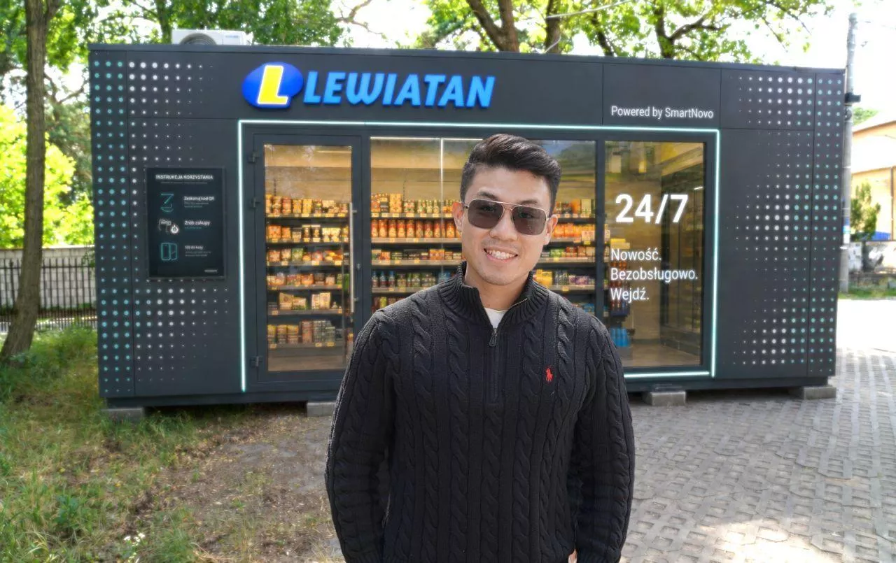 Phi Long Bui założyciel firmy SmartNovo na tle autonomicznego sklepu sieci Lewiatan (fot. Phi Long Bui)
