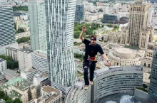 Wydarzenie Red Bull Linia Czasu, podczas którego slackliner <strong>Jaan Roose</strong> przeszedł po taśmie zawieszonej 180 metrów nad ziemią między Pałacem Kultury i Nauki a Varso Tower, spowodowało medialny szum wokół marki Red Bull (fot. materiały prasowe)