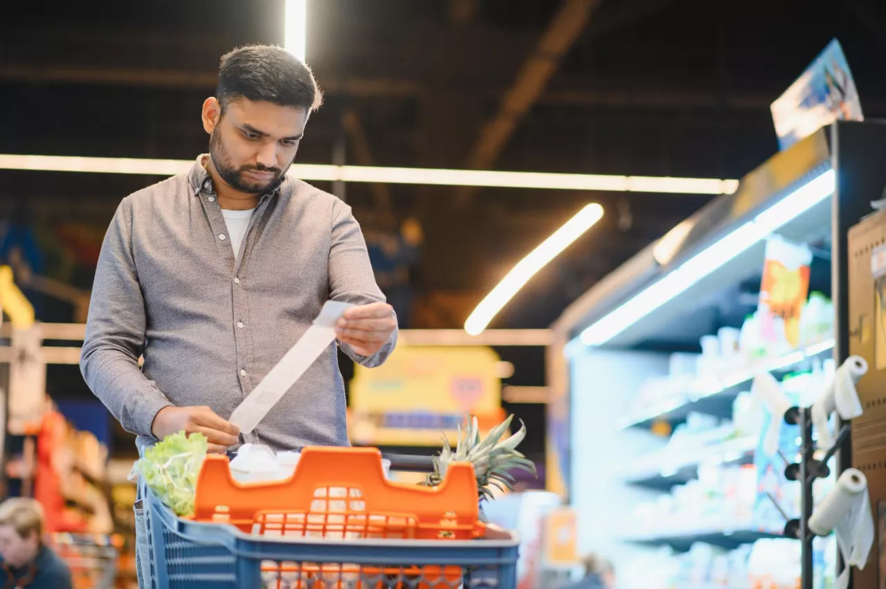 Konsumenci częściej porównują ceny i liczą koszty zakupu nie pojedynczych produktów, lecz całego koszyka (fot. Shutterstock)