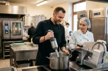 Gastronomia inwestuje na OLX w używany sprzęt gastronomiczny (ilustracja stworzona przy pomocy AI)