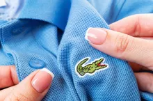 Shein z zakazem sprzedaży produktów imitujących logo Lacoste w UE (fot. Shutterstock)