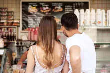 Turyści chętnie sięgają po gofry, ciastka z owocami czy rurki z bitą śmietaną (fot. Shutterstock)