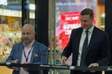 Dariusz Sinkiewicz (po prawej stronie) dokonuje oficjalnego otwarcia Discover Warszawa (fot. Linkedin, Lagardère Travel Retail)
